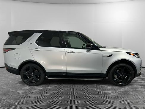 Used 2024 Land Rover Discovery Dynamic SE image 6