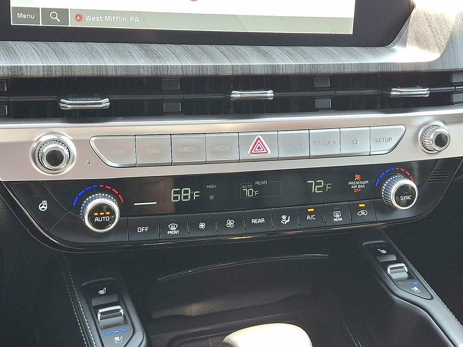 Used 2025 Kia Telluride EX w/ EX Captain's Chair Package AWD/4WD image 16