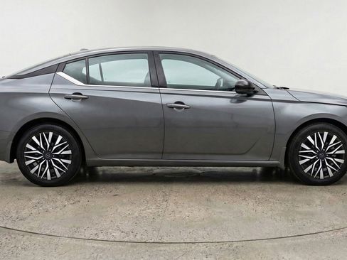 Used 2025 Nissan Altima 2.5 SV FWD image 11