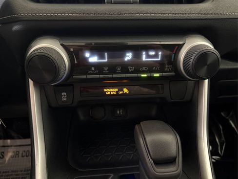 Used 2019 Toyota RAV4 LE FWD image 37