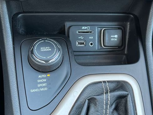 Used 2015 Jeep Cherokee Latitude image 22