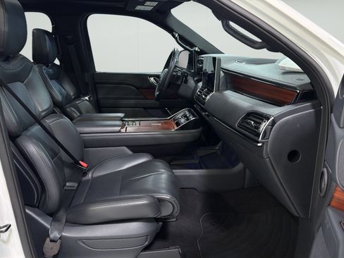 Used 2024 Lincoln Navigator Premiere AWD/4WD image 25