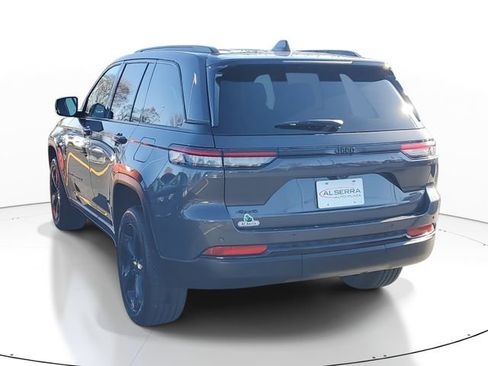 Used 2024 Jeep Grand Cherokee Altitude image 3