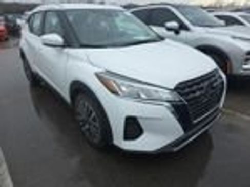 Used 2021 Nissan Kicks SV image 3