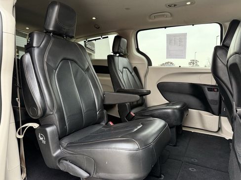 Used 2020 Chrysler Pacifica Touring-L image 12