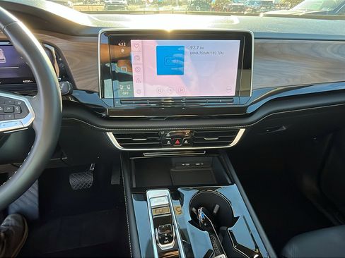 Used 2024 Volkswagen Atlas SE image 19