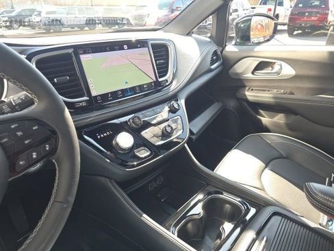 Used 2025 Chrysler Pacifica Limited w/ Trailer Tow Group image 25