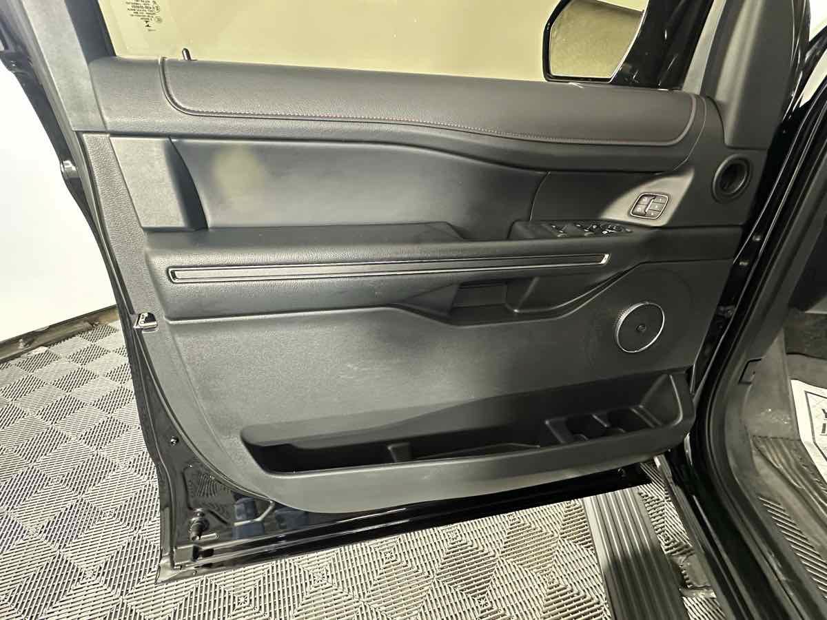 Used 2023 Ford Expedition Limited AWD/4WD image 16