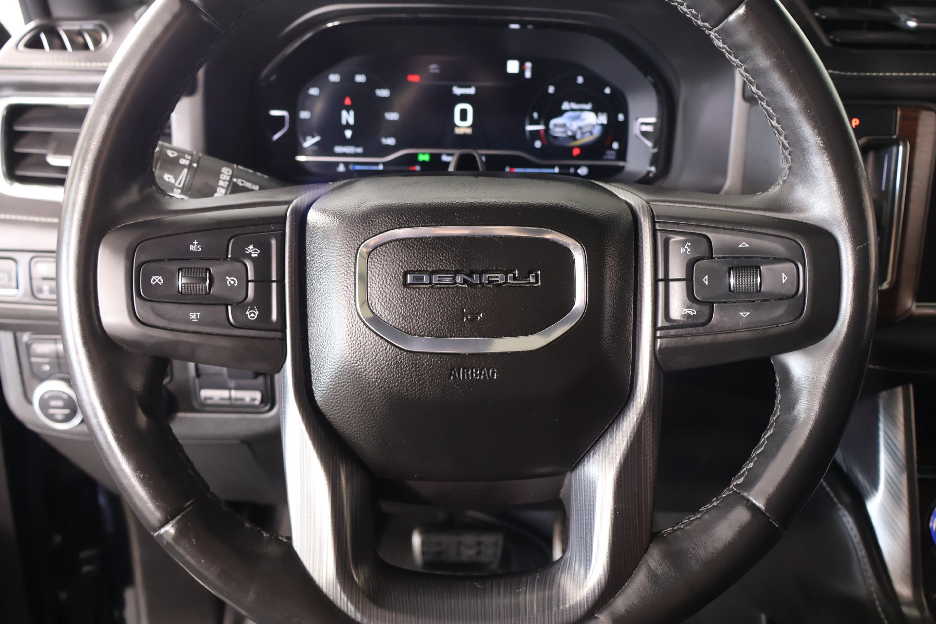 Used 2023 GMC Yukon Denali Ultimate AWD/4WD image 3