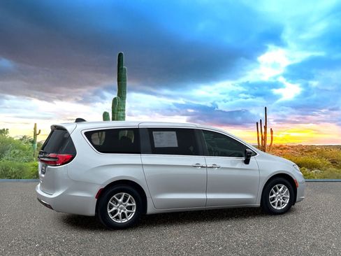 Used 2024 Chrysler Pacifica Touring-L FWD image 5
