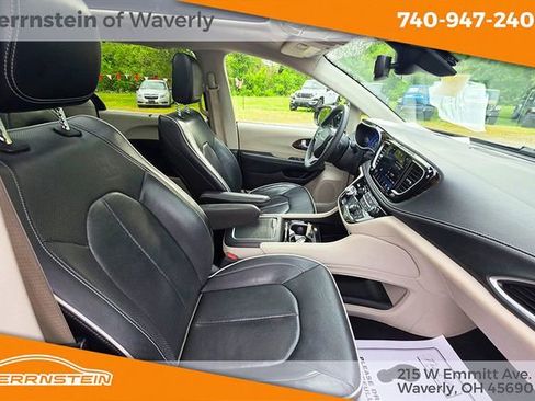 Used 2023 Chrysler Pacifica Limited FWD image 32