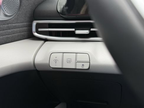 Used 2024 Hyundai Elantra Limited image 23