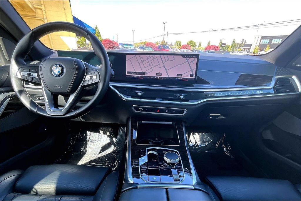 Used 2025 BMW X5 xDrive50e AWD/4WD image 16
