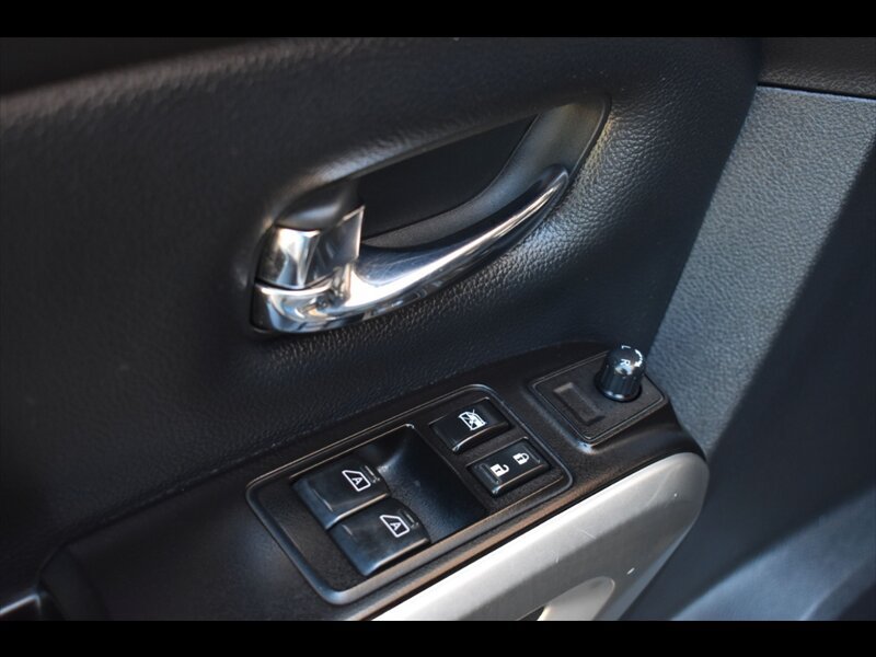 Used 2018 Nissan Titan SV w/ SV Convenience Package RWD image 18