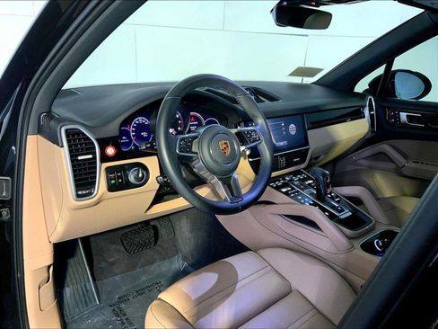 Certified 2023 Porsche Cayenne AWD/4WD image 4