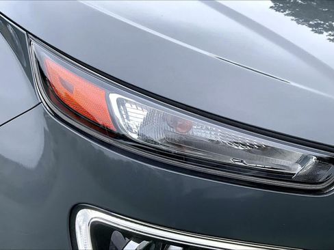 Used 2021 Hyundai Venue SEL w/ Premium Package FWD image 28