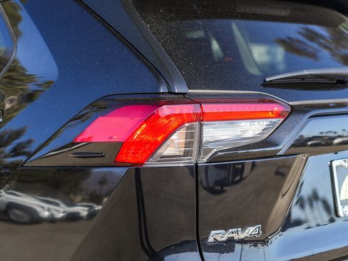 Used 2025 Toyota RAV4 XLE AWD/4WD image 9