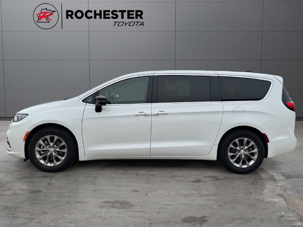 Used 2026 Chrysler Pacifica Limited FWD image 2