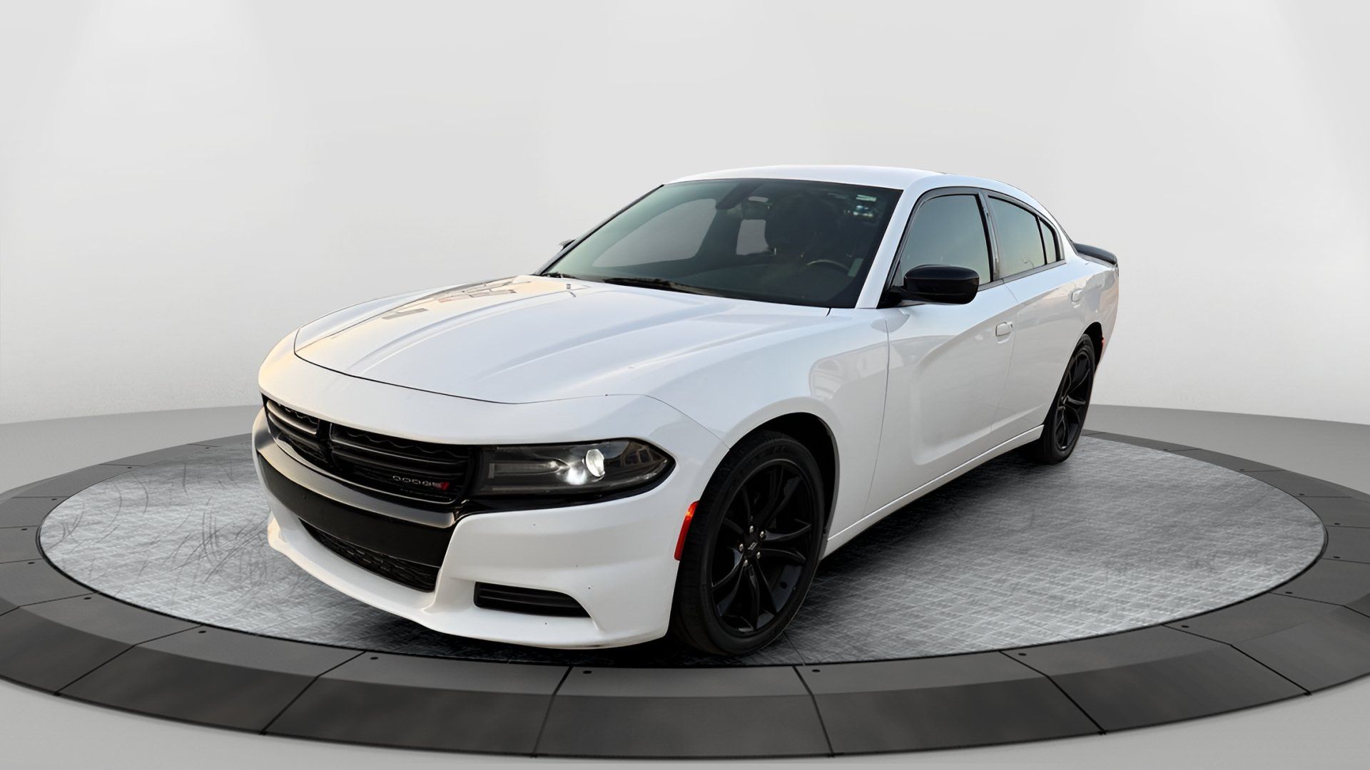 Used 2018 Dodge Charger SXT w/ Blacktop Package RWD image 2