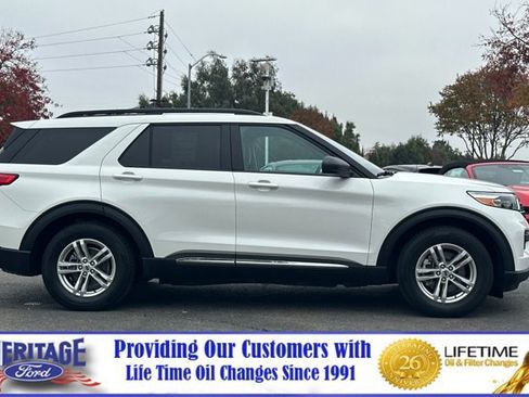 Certified 2022 Ford Explorer XLT image 3