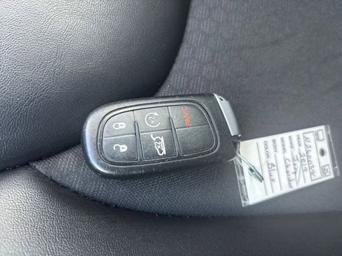 Used 2019 Jeep Cherokee Latitude Plus w/ Comfort/Convenience Group image 22