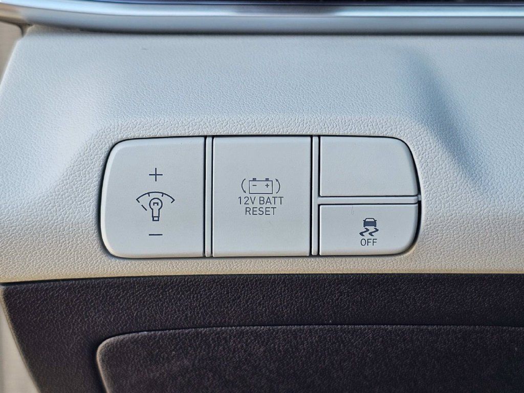 Used 2025 Hyundai Elantra Limited FWD image 19