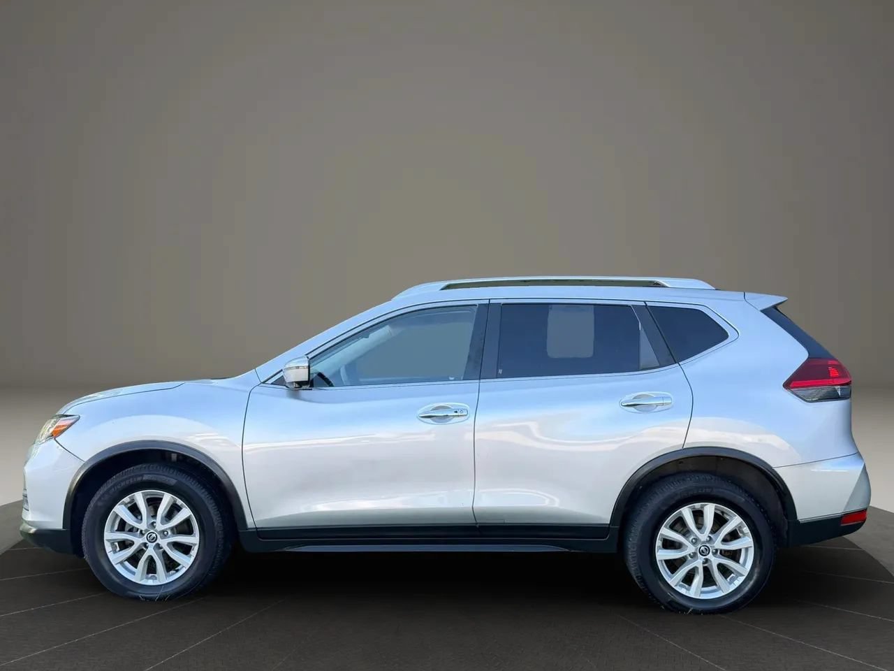 Used 2018 Nissan Rogue SV w/ Sun & Sound Touring Package AWD/4WD image 2