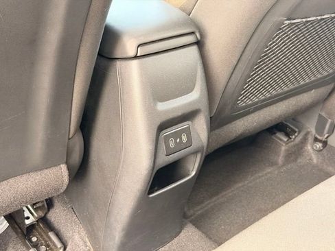 Used 2025 Hyundai Venue SEL FWD image 12