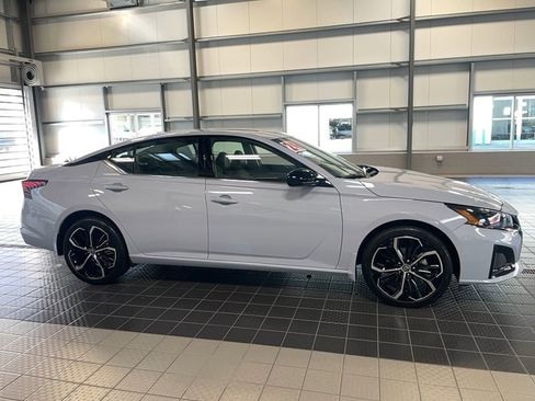 Used 2024 Nissan Altima 2.5 SR w/ SR Premium Package image 4