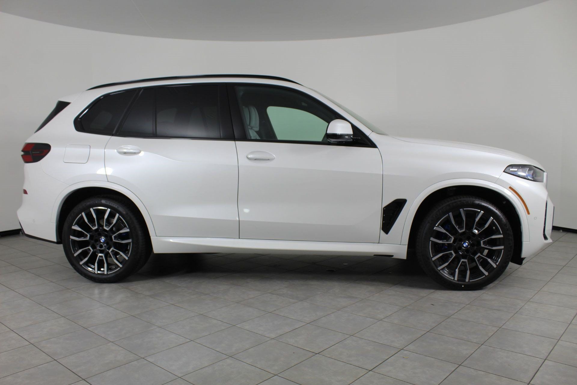 Used 2026 BMW X5 xDrive40i w/ M Sport Package AWD/4WD image 8