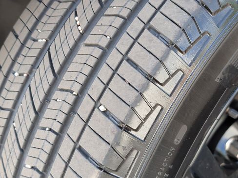 Used 2025 Jeep Grand Cherokee Altitude AWD/4WD image 9
