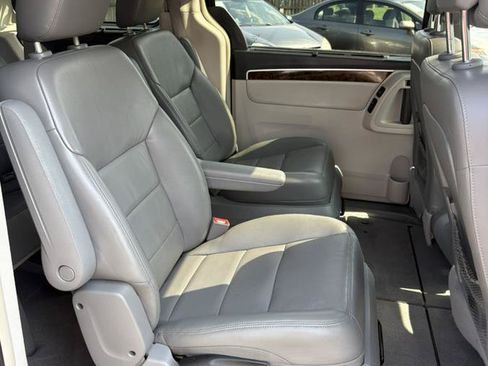 Used 2013 Volkswagen Routan SEL Premium FWD image 16