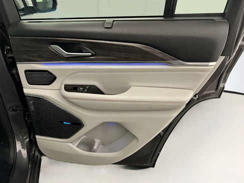 Used 2022 Jeep Grand Cherokee Overland w/ Luxury Tech Group IV image 33