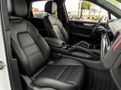 Certified 2026 Porsche Cayenne GTS AWD/4WD image 44