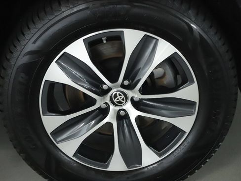 Used 2024 Toyota Highlander XLE AWD/4WD image 10