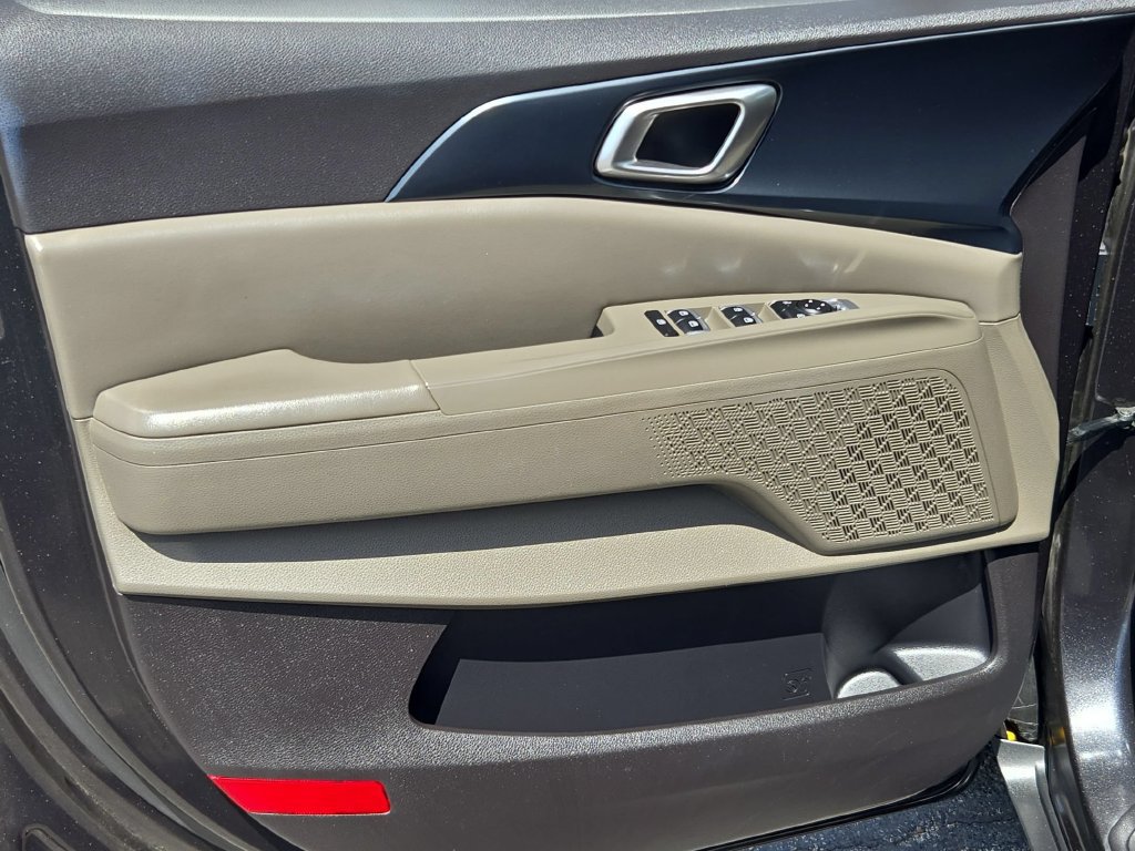 Used 2025 Kia Carnival FWD image 14