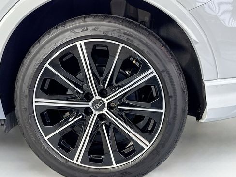 Used 2025 Audi Q4 e-tron Premium Plus image 30