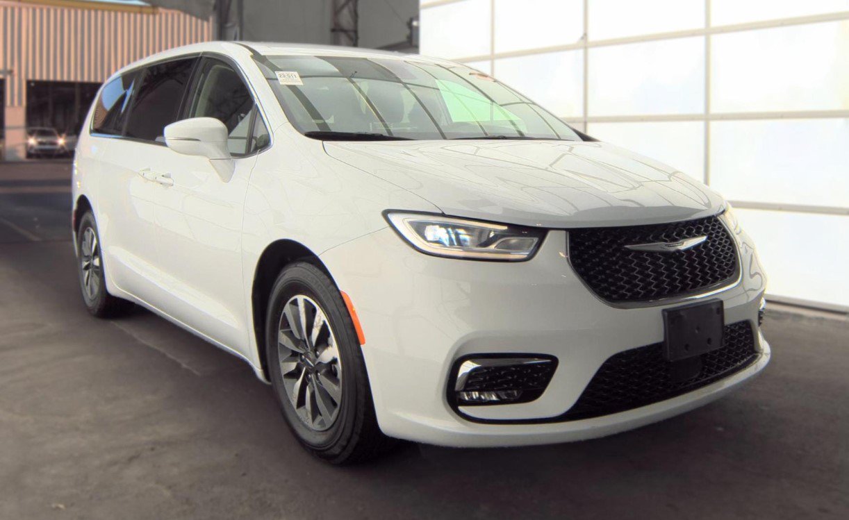 Used 2022 Chrysler Pacifica Touring-L FWD image 2