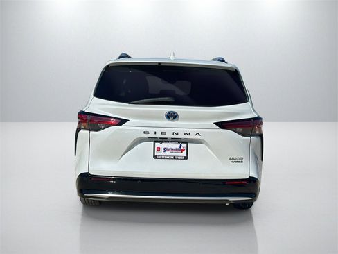 Used 2022 Toyota Sienna Limited image 6