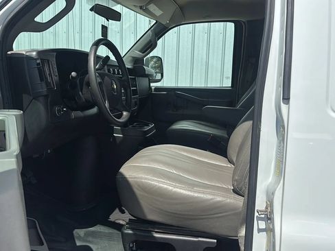 Used 2017 Chevrolet Express 2500 RWD image 19