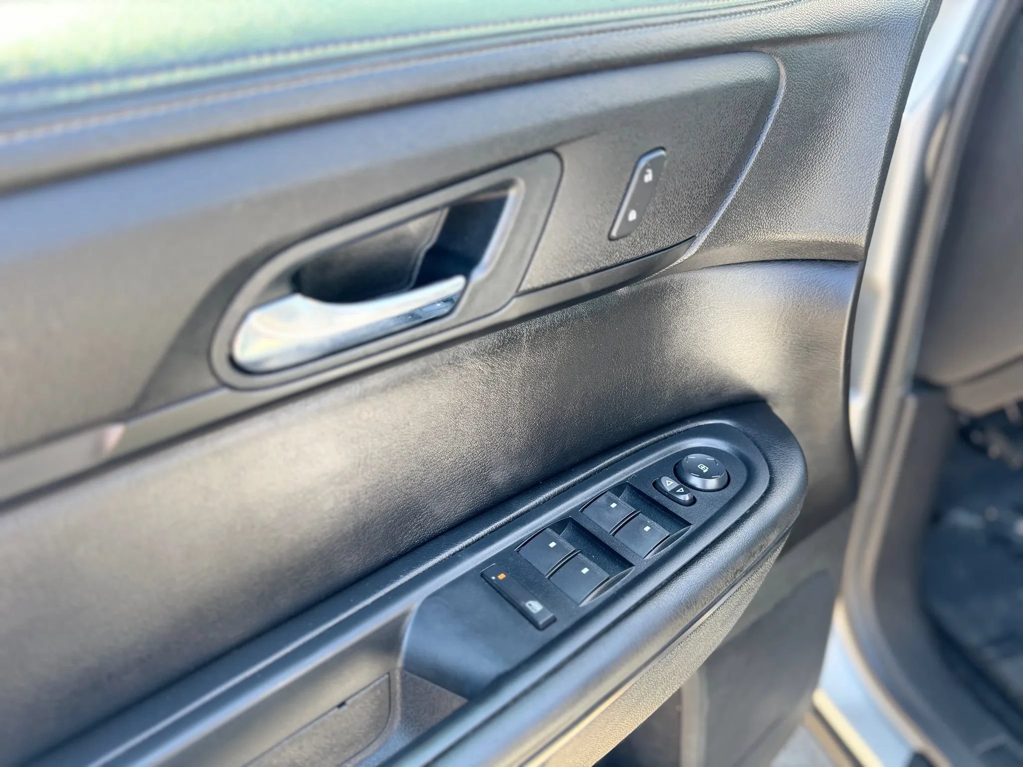 Used 2016 GMC Acadia SLE FWD image 17