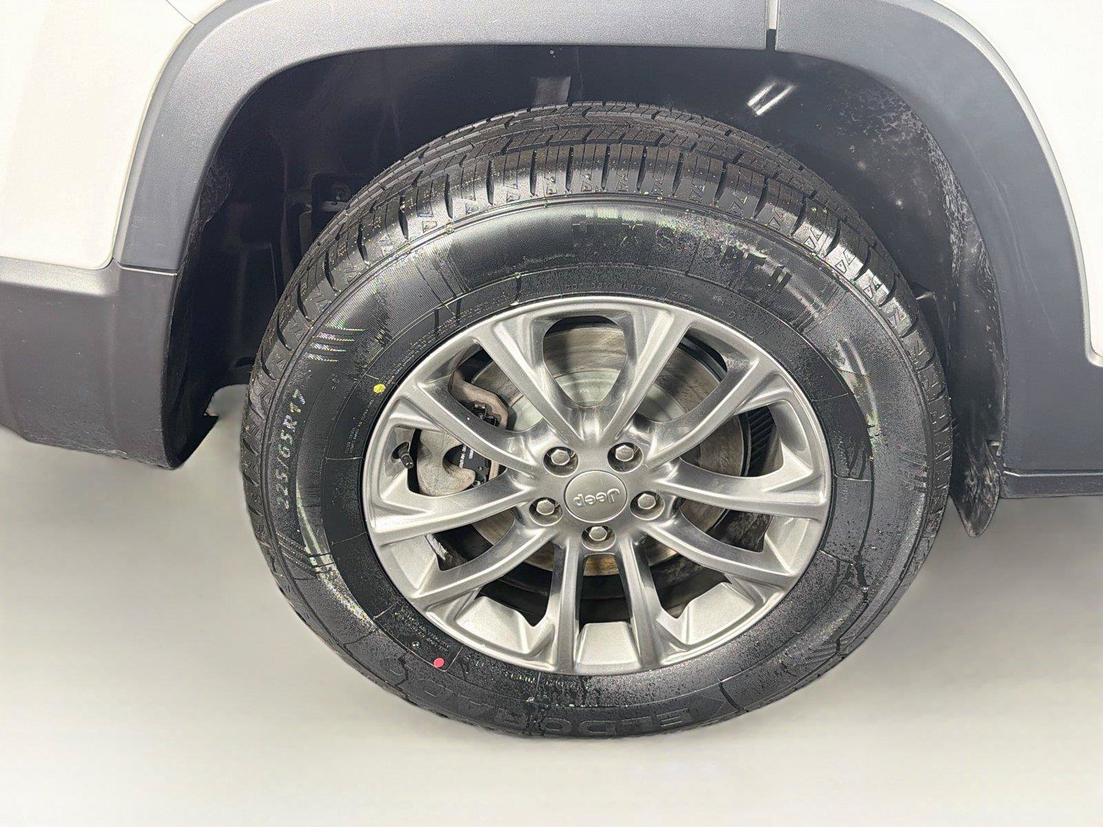 Used 2021 Jeep Cherokee Latitude Lux w/ Comfort/Convenience Group AWD/4WD image 34