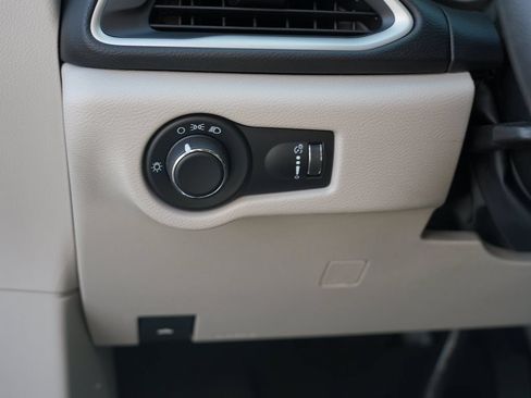Used 2021 Chrysler Voyager L FWD image 17