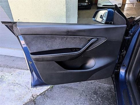 Used 2021 Tesla Model Y Long Range AWD/4WD image 18