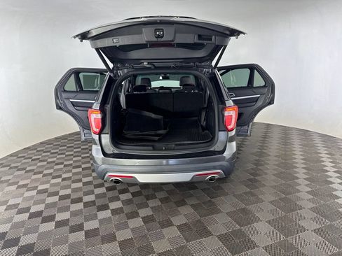 Used 2017 Ford Explorer XLT w/ Equipment Group 202A AWD/4WD image 17