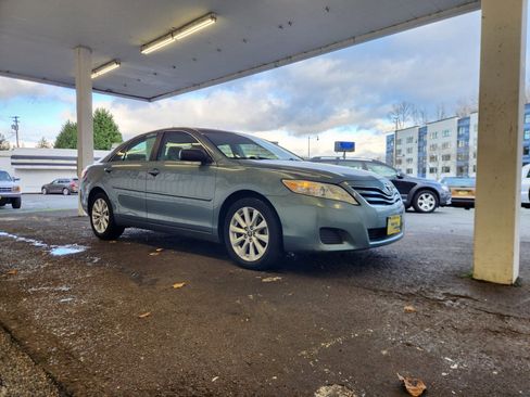 Used 2011 Toyota Camry LE image 7