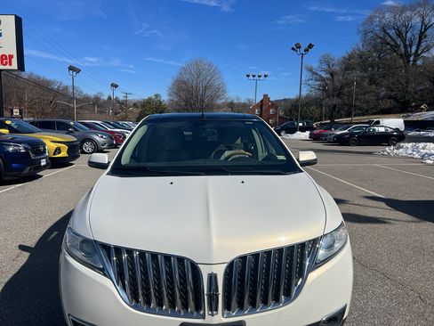 Used 2013 Lincoln MKX AWD image 2