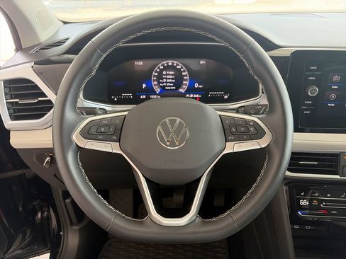 Certified 2025 Volkswagen Taos SE FWD image 15