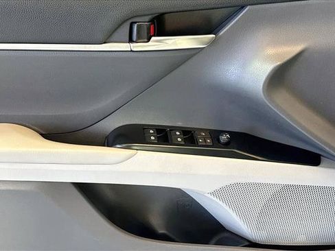 Used 2019 Toyota Camry SE w/ Sunroof Package FWD image 17