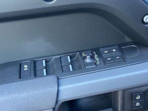 Used 2023 Land Rover Defender 110 X-Dynamic SE image 13